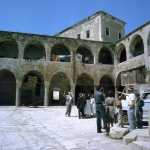 Akká prison courtyard, Hand of the Cause Jalál Kházeh with pilgrims, 5/60
